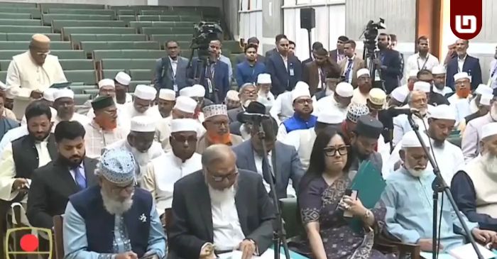 দেরিতে পৌঁছে জামায়াত-স্বতন্ত্রদের সারিতে ইশরাক। ছবি: সংগ্রহীত